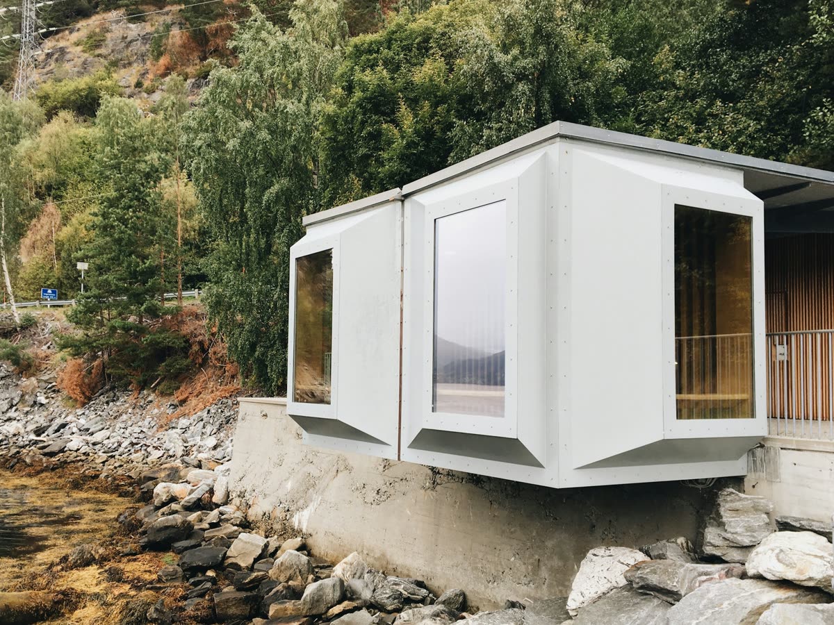 Modelo de casa modular compacta sobre pendiente